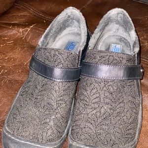 Jambu JBU Blakey Slip On Clogs with Leather Strap